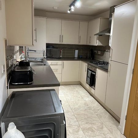 Cosy Double Bedroom In Newcastle Upon Tyne - Access To Shared Kitchen, Shared Lounge And Shared Conservatory Areas Inc Sky Tv And Netflix Zewnętrze zdjęcie