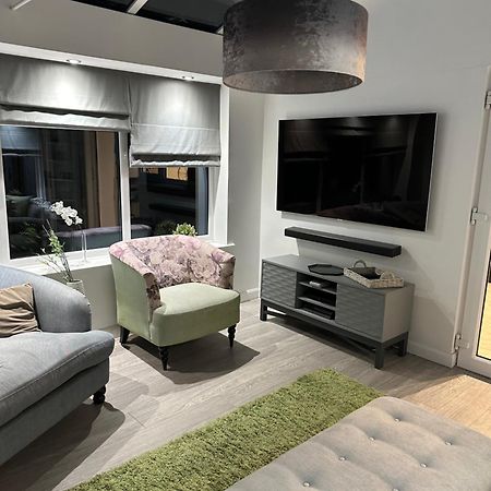 Cosy Double Bedroom In Newcastle Upon Tyne - Access To Shared Kitchen, Shared Lounge And Shared Conservatory Areas Inc Sky Tv And Netflix Zewnętrze zdjęcie